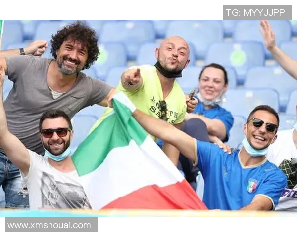 足球友谊超越国界球迷赛后聚餐共庆交流球衣传递文化情谊